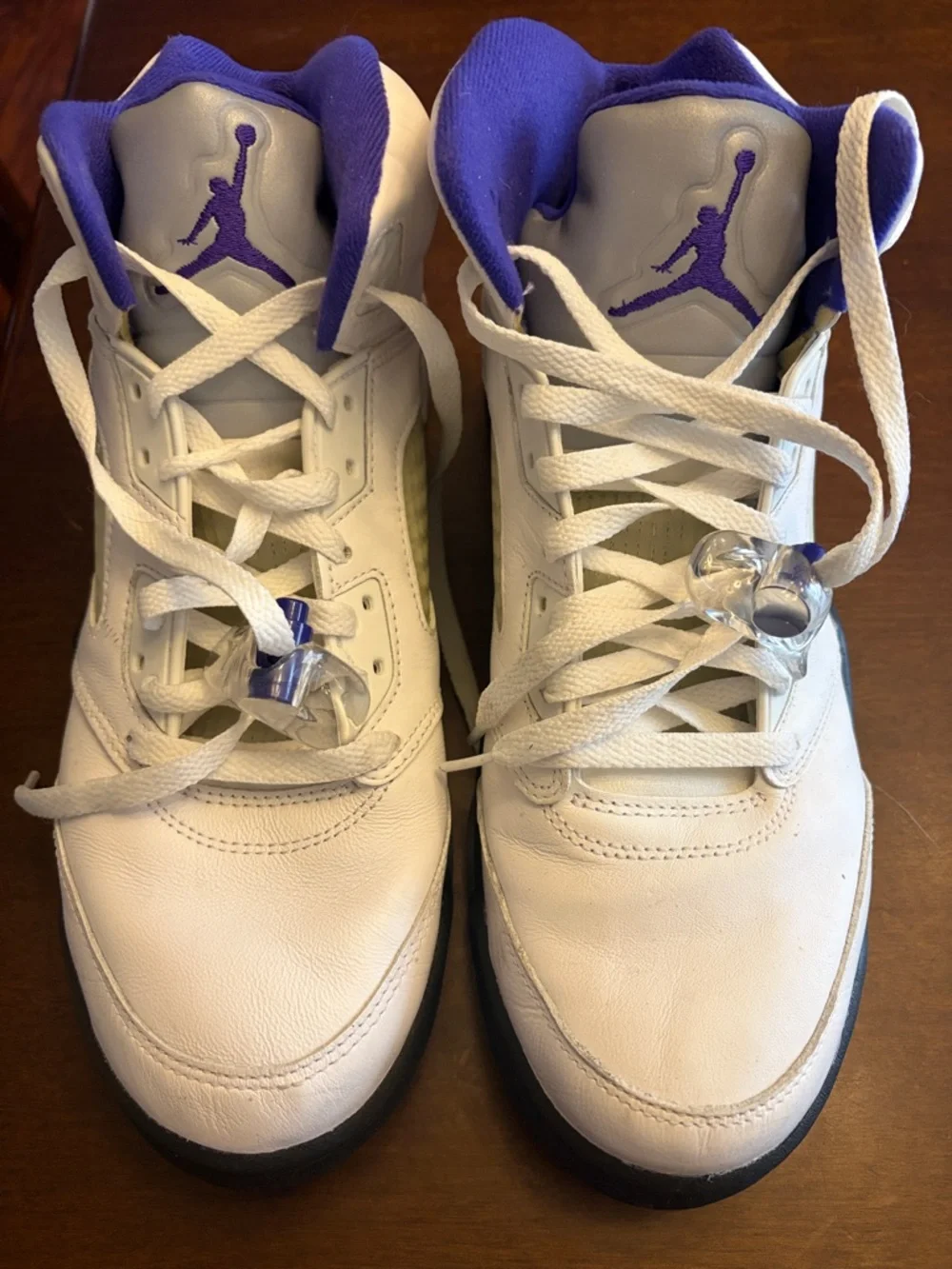 Jordan Retro Basketball Shoes in White & Purple - Picture 2 of 4